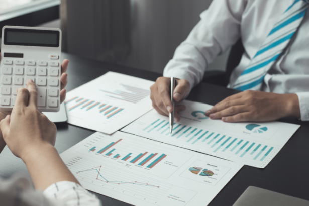 Rodrigo Balassiano analisa como fundos com ativos flutuantes podem adotar estratégias eficazes para mitigar a volatilidade.