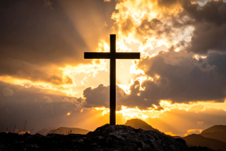 Espiritualidade sacerdotal: O coração que serve e oferece 7 Jose Eduardo De Oliveira e Silva reflete sobre a espiritualidade sacerdotal como a essência de um coração que serve com amor e se oferece em total entrega a Deus.