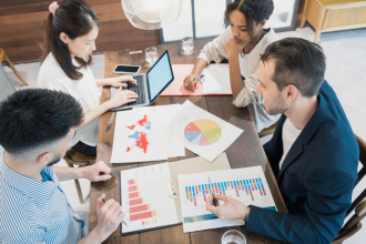 Parcerias com fundações exigem clareza: a Teoria da Mudança é o mapa que transforma propósito em KPIs mensuráveis — por Sérgio Bento De Araújo.