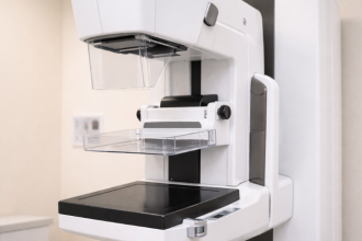 Vinicius Tadeu Sattin Rodrigues explica critérios de indicação e pontos de acolhimento na mamografia para homens e pessoas trans.