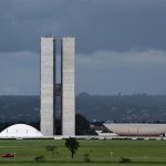 Vista do Congresso Nacional em Brasília, com suas cúpulas e torres sob o céu aberto.