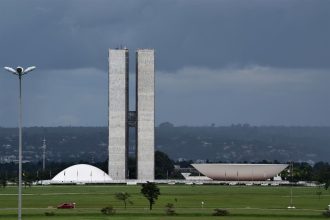 Vista do Congresso Nacional em Brasília, com suas cúpulas e torres sob o céu aberto.