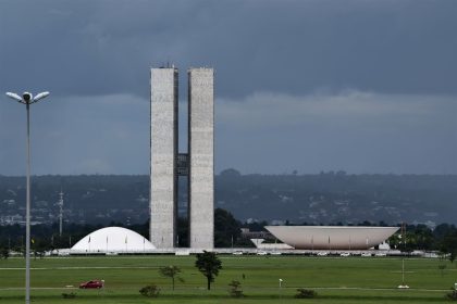 Vista do Congresso Nacional em Brasília, com suas cúpulas e torres sob o céu aberto.