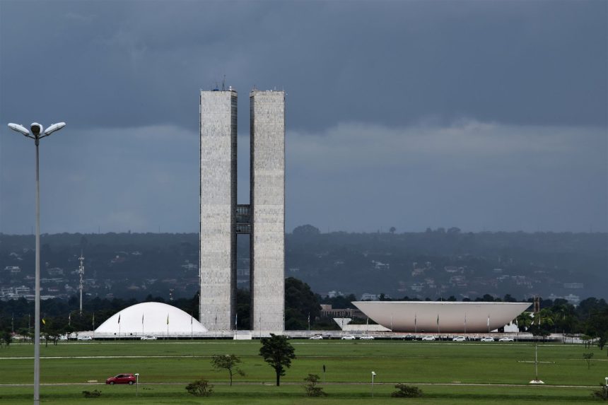 Vista do Congresso Nacional em Brasília, com suas cúpulas e torres sob o céu aberto.