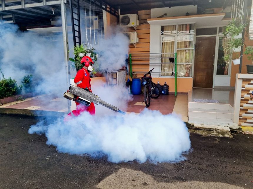 Profissional de controle de pragas utiliza uma máquina de fumaça para fumigar a área externa de uma casa.